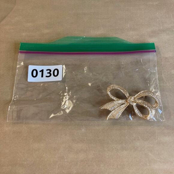 0130 Vintage 60s ROMAN Gold Tone & Rhinestone Bow Brooch EUC - Picture 5 of 5